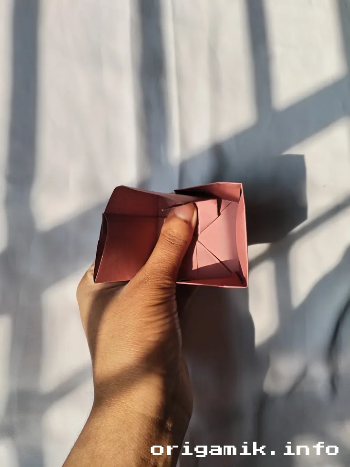 Origami hinged square box step 7 d