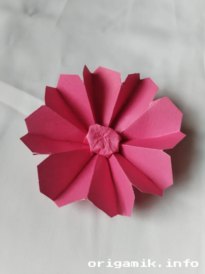 Origami daisy step 10