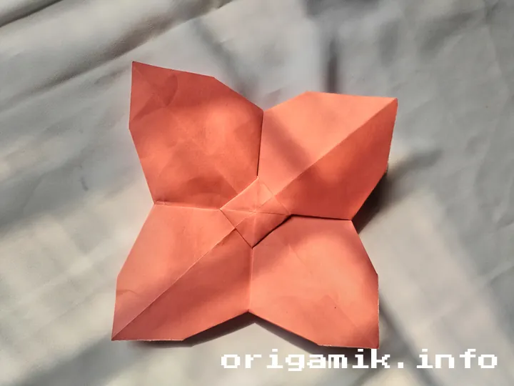 Origami flat flower step 8