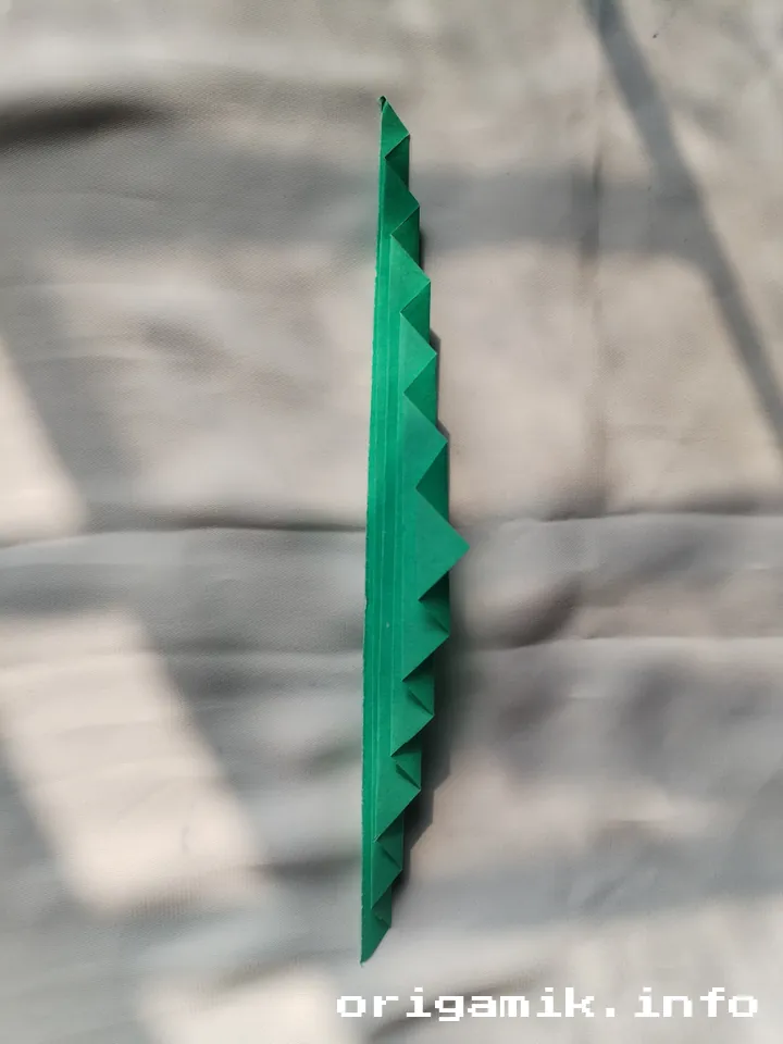 Origami green leaf step 3 d