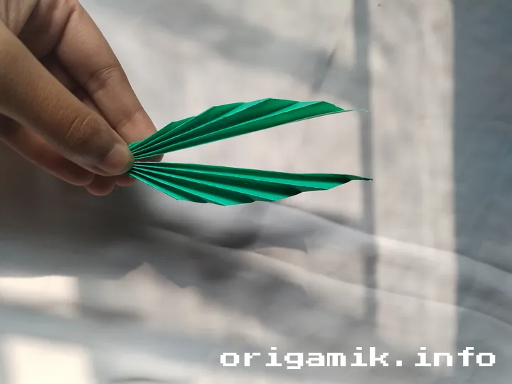 Origami green leaf step 4 a