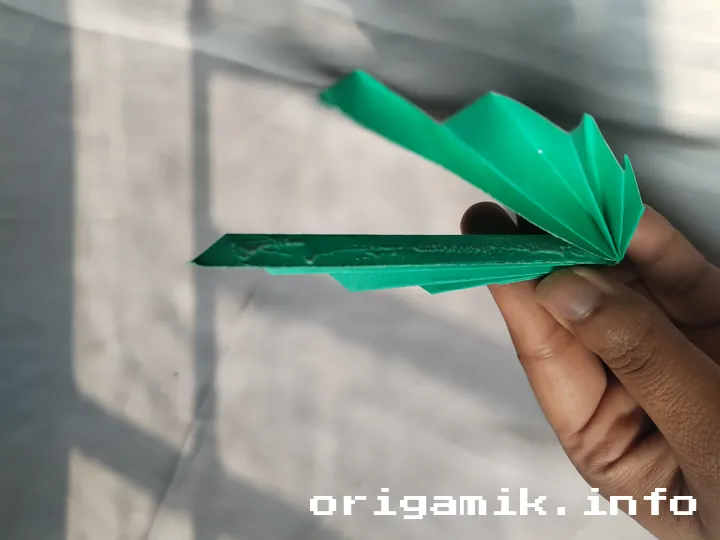 Origami green leaf step 4 b