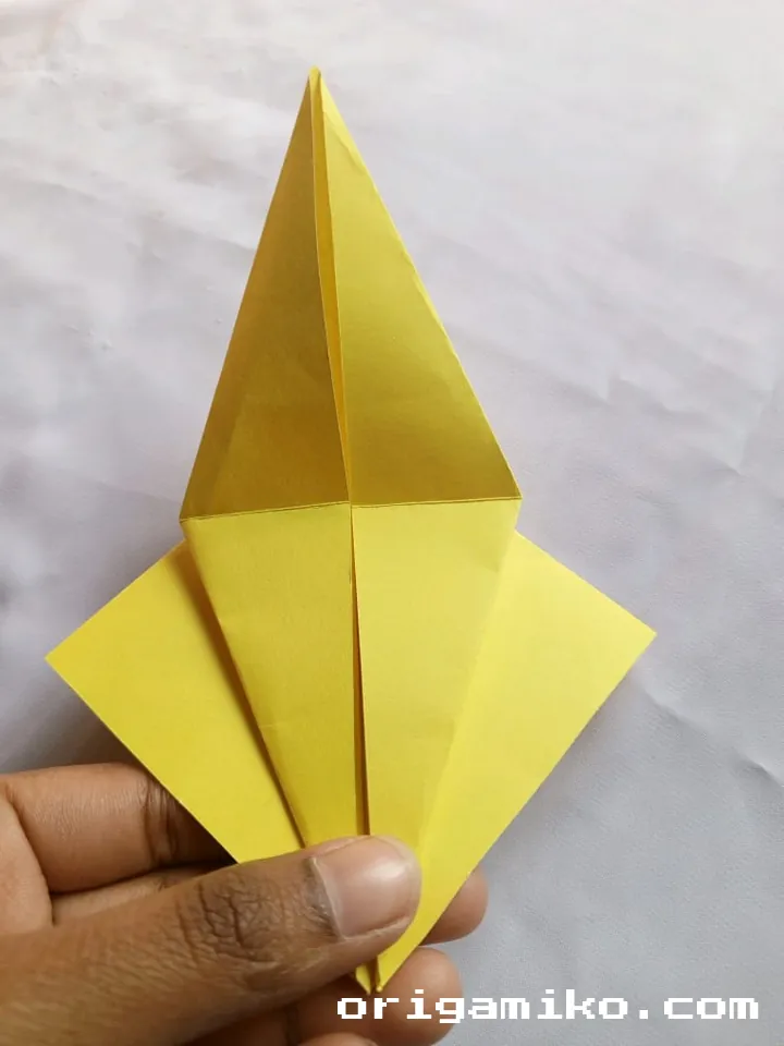 Origami banan step 4 d